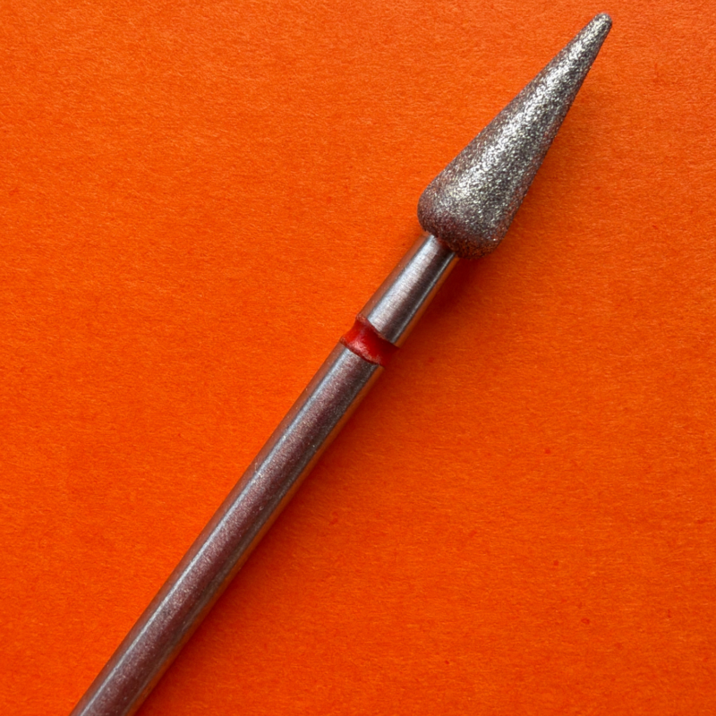 Pear Bit (Hruška) Priemer 4 mm, Dĺžka 12 mm – červený prúžok, diamantový nadstavec na manikúru