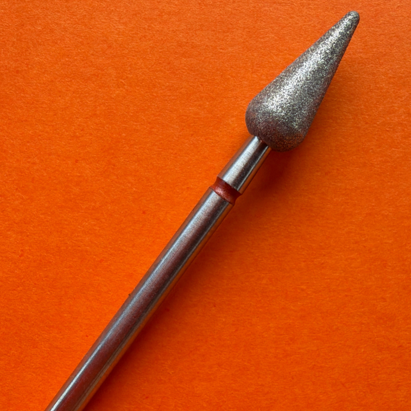 Pear Bit (Hruška) Priemer 5 mm, Dĺžka 12 mm – červený prúžok, diamantový nadstavec na manikúru