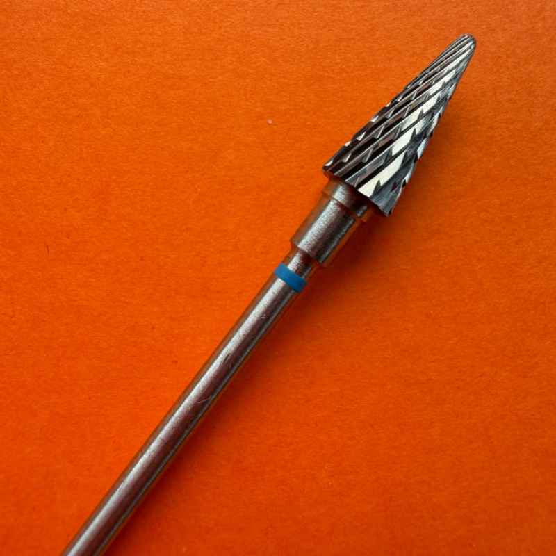 Sharp Cone Bit 2 - 6 mm – pre pravákov, modrý prúžok, carbidový nadstavec na odstránenie prebytočného materiálu pri modelácii nechtov