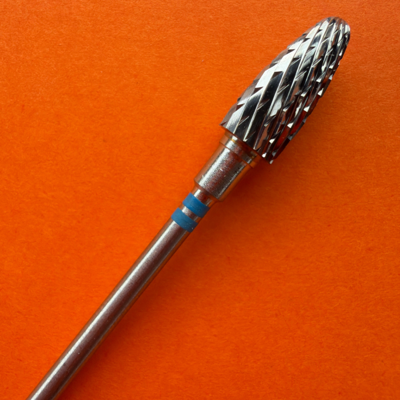 Blue corn Bit 060 pre ľavákov – modrý prúžok, carbidový nadstavec na odstránenie prebytočného materiálu pri modelácii nechtov