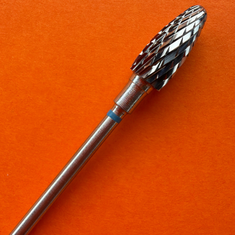 Blue corn Bit 060 – modrý prúžok, karbidový nadstavec na odstránenie prebytočného materiálu pri modelácii nechtov, určený pre pravákov.