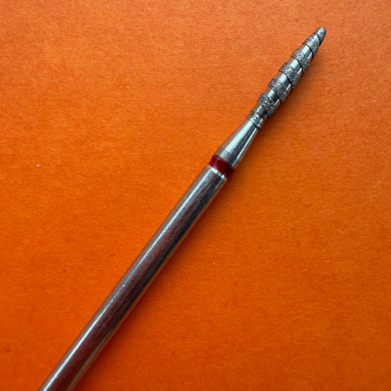 Flame bit (Plamienok) „tornado tip“ 021 – červený prúžok, diamantový nadstavec na manikúru